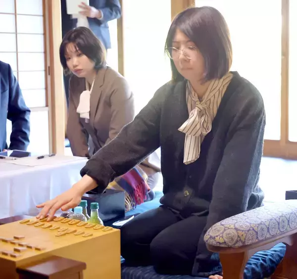 女流名人戦第１局が対局再開　立会人・畠山鎮八段「両者引かずに」気になるのは西山女流二冠の「馬」