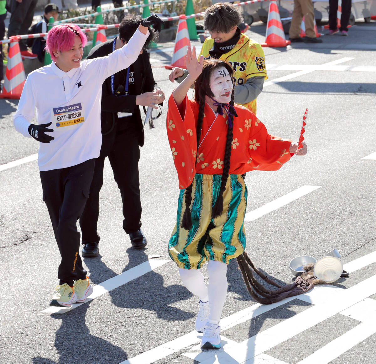 【大阪マラソン】間寛平「盛り上げなあかんから」　引きずり女コスプレで大阪マラソン参加