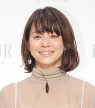 ５６歳・石田ゆり子「地味トレの極地」驚異のバランス！膝上にペットボトルを立て３０秒キープに「アスリート」の声！