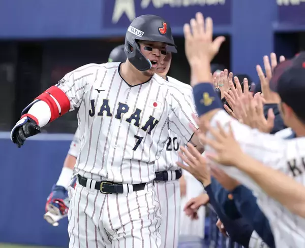 侍ジャパン・佐藤輝明が先制３ラン　ホームランウイング新設も関係なし１３１Ｍ弾　昨季セ・リーグＭＶＰが右翼中段へ…大谷翔平も歓喜