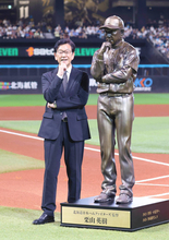 【日本ハム】お披露目された立像と同じポーズで笑顔　栗山英樹ＣＢＯの野球殿堂入り記念セレモニー