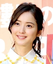 制服姿の佐々木希にネット騒然！「違和感ない。美しすぎる」“おみや代”も「天才すぎ」…ぐるナイ・ゴチ同窓会