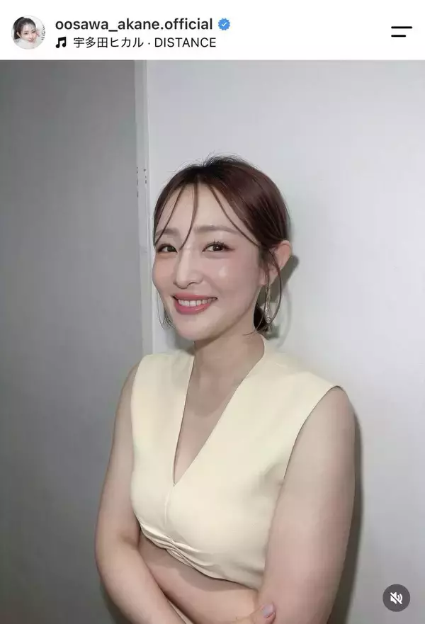 ノースリーブがまぶしい！ラインくっきり、大沢あかねのワンピース姿に「いつも美しい」「色気にやられた」「どんだけかわいいの」