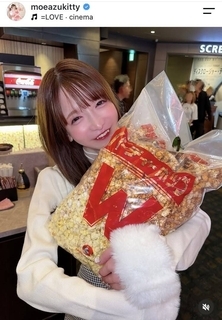 「ポップコーンはんぶんこする？」大食いアイドル・もえあず、映画館で超特大パック！？