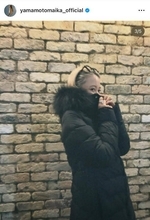 山本舞香、ダウン×タイツのブラックコーデが「鬼可愛い」「絶世の美女」「かっこよ」