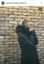 山本舞香、ダウン×タイツのブラックコーデが「鬼可愛い」「絶世の美女」「かっこよ」