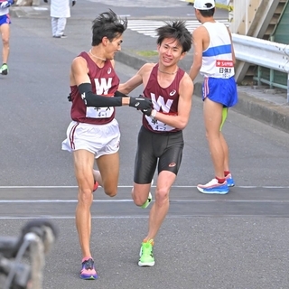 【箱根駅伝】早大の山口智規、城西大のキムタイと共に前を追う　前回２区１２位からリベンジの激走