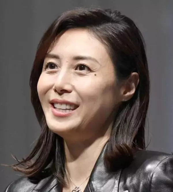 「国税調査官の役で…らしい格好になっております」…松嶋菜々子、黒ぶちメガネ＆グレースーツで「モーニングショー」生出演「髪形にしてもメイクにしてもすごくシンプル」