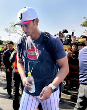 侍ではなく忍者？！　ダルビッシュがユニークなＴシャツ姿で帰宅…連日のサイン会にファン殺到　侍ジャパン宮崎合宿