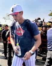 侍ではなく忍者？！　ダルビッシュがユニークなＴシャツ姿で帰宅…連日のサイン会にファン殺到　侍ジャパン宮崎合宿