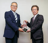 「【阪神】昨季セ最速Ｖのレプリカトロフィー贈呈式　粟井球団社長「また新しいトロフィーを取りにいく」」の画像1