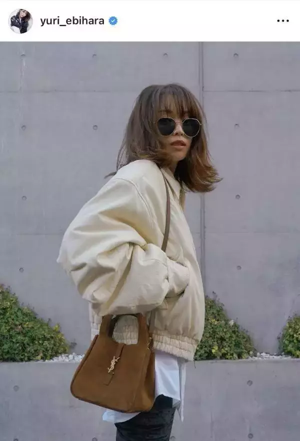 エビちゃん、超絶スタイルが映える４６歳最新ショット！「大人カッコいい」「かわい～い！」