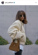 エビちゃん、超絶スタイルが映える４６歳最新ショット！「大人カッコいい」「かわい～い！」