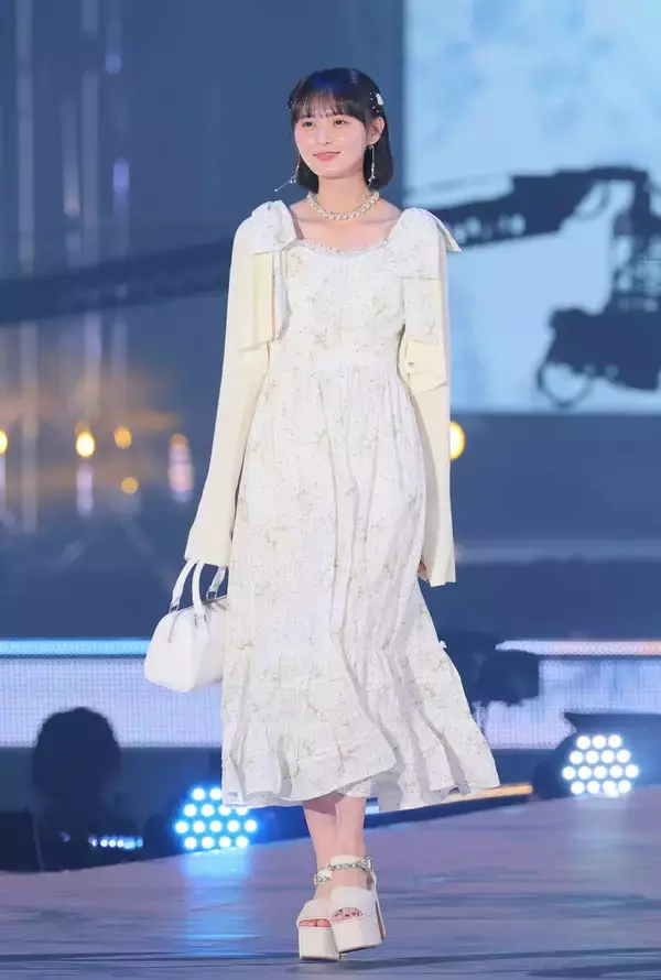 乃木坂４６　華やかなライブパフォーマンスで盛り上げる