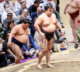 「先場所優勝の霧島　自身初の初日からの５連勝　平戸海を退ける」の画像1
