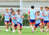 「【Ｗ杯】長友佑都、堂安律、上田綺世、中村敬斗、佐野海舟ら日本代表初日は１３人で始動　中村俊輔コーチも初参加」の画像1