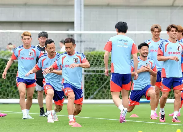 【Ｗ杯】長友佑都、堂安律、上田綺世、中村敬斗、佐野海舟ら日本代表初日は１３人で始動　中村俊輔コーチも初参加