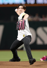 【ソフトバンク】フィギュアスケート世界ジュニア選手権連覇の中田璃士がセレモニアルピッチに登場　柳田悠岐にプレゼントされたグラブと背番号「９」で投球