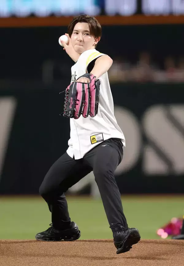 【ソフトバンク】フィギュアスケート世界ジュニア選手権連覇の中田璃士がセレモニアルピッチに登場　柳田悠岐にプレゼントされたグラブと背番号「９」で投球