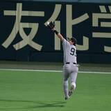 「【巨人】笹原操希が背走キャッチ披露　高校の先輩・高寺の打球を好捕し追加点防ぐ」の画像1
