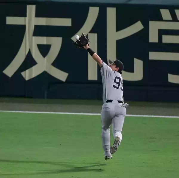 【巨人】笹原操希が背走キャッチ披露　高校の先輩・高寺の打球を好捕し追加点防ぐ