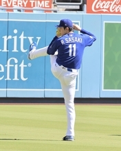 佐々木朗希、今季もＰＳではブルペンの救世主？　ロバーツ監督「今の段階で話したくない」　２年目の進化も…豪華すぎるドジャース先発陣