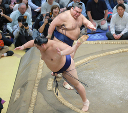 横綱・大の里から金星　高安の“上限６１本”の懸賞金の束に驚き　「めっちゃ分厚い」「懸賞金すご」「うらやましい」