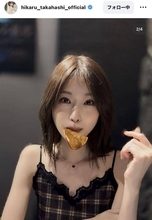 「妖精？」髙橋ひかるが露出度高めトップスでチップス食べる姿にもん絶！「透明感がすごい」「指先まで綺麗」