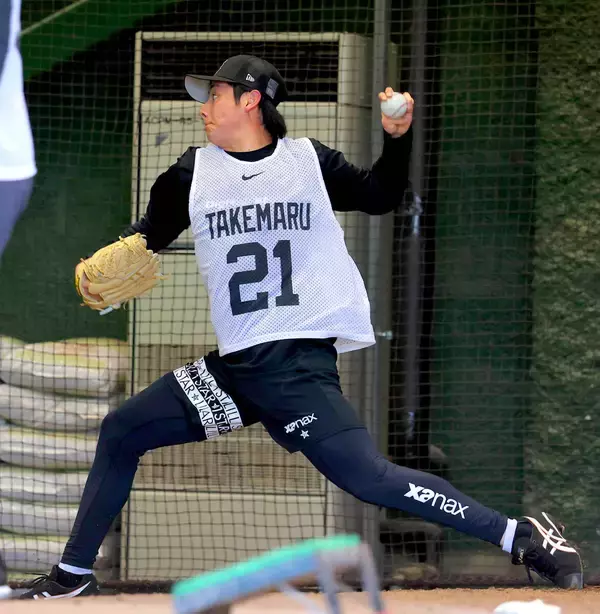 強心臓の巨人ドラ１・竹丸和幸「緊張とかは全然なかった」　ファンが見守る初ブルペン２８球