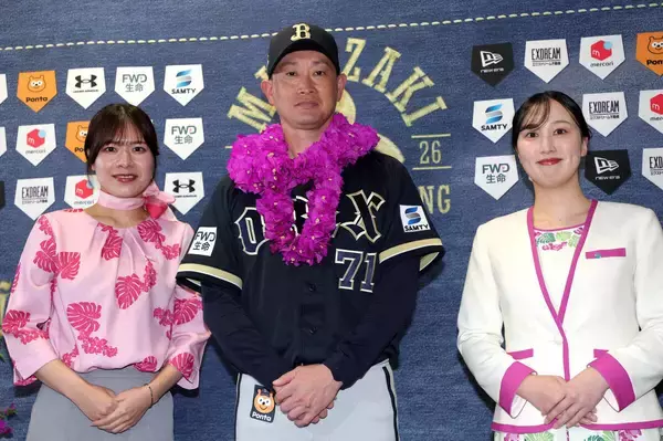 【オリックス】岸田護監督にブーゲンビリア贈呈　宮崎空港ビル前田剛宏常務取締役、宮崎ブーゲンレディの２人から