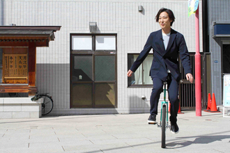 山内惠介　新曲ヒット祈願で一輪車披露　今年は「レコード大賞を取りたい」