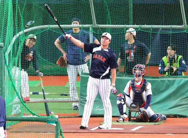 村上宗隆、黒バットの正体「毎打席ホームラン打ちたい」フリー打撃で１４０メートル弾