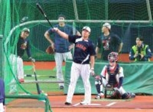 村上宗隆、黒バットの正体「毎打席ホームラン打ちたい」フリー打撃で１４０メートル弾
