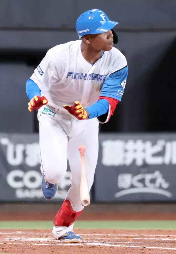 【日本ハム】ドラ２・エドポロケインがオープン戦初打点　田中晴也の１５１キロ捉える