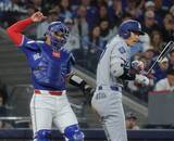 「大谷翔平、表情ゆがめ絶叫　振りぬいた捕手の手が左腕に衝突　ロバーツ監督やトレーナーら駆けつける　ベンチでも患部を気にするしぐさ」の画像1