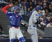 大谷翔平、表情ゆがめ絶叫　振りぬいた捕手の手が左腕に衝突　ロバーツ監督やトレーナーら駆けつける　ベンチでも患部を気にするしぐさ