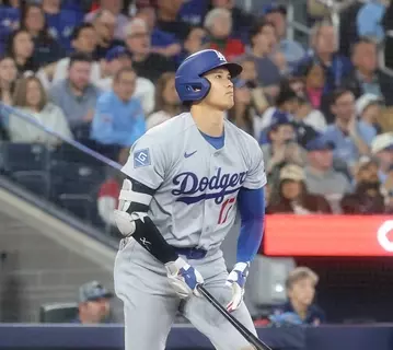 大谷翔平、表情ゆがめ絶叫　振りぬいた捕手の手が左腕に衝突　ロバーツ監督やトレーナーら駆けつける　ベンチでも患部を気にするしぐさ