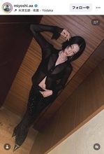背中に”花タトゥー”が話題の三吉彩花、デコルテ＆へそ出しのオールブラックコーデに絶賛「美人過ぎて…」
