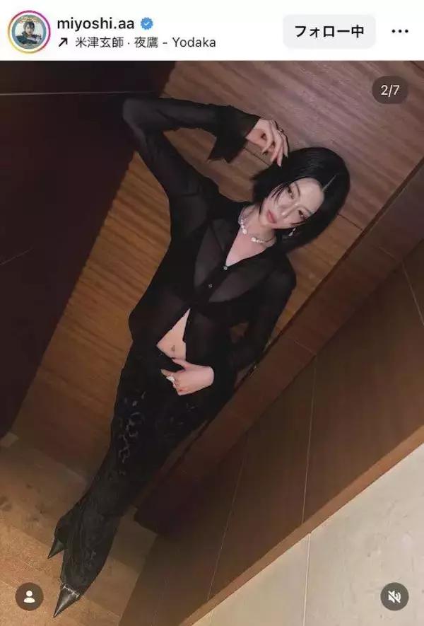 背中に”花タトゥー”が話題の三吉彩花、デコルテ＆へそ出しのオールブラックコーデに絶賛「美人過ぎて…」