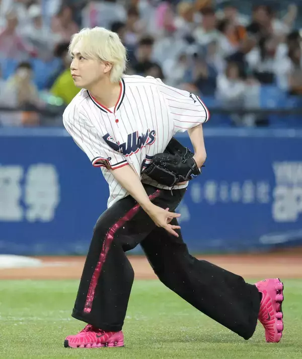 【ヤクルト】ＩＭＰ．が始球式に登場　横原悠毅「神宮のマウンドは憧れの場所。うれしかったですね」