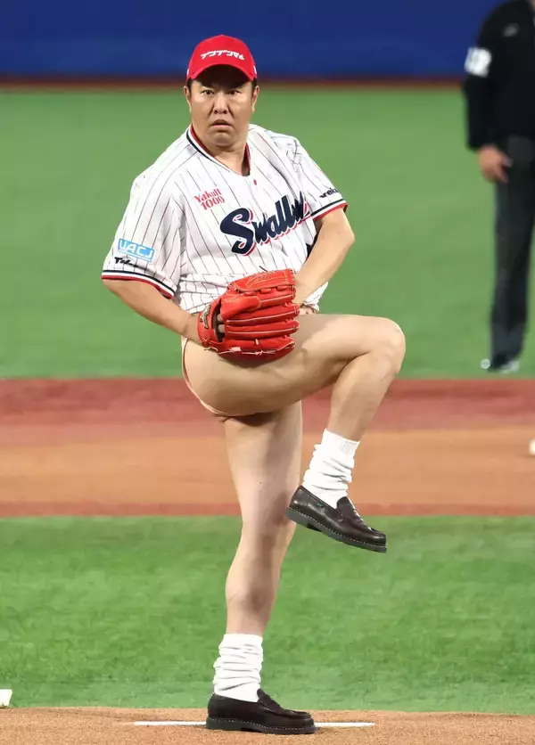 【ヤクルト】とにかく明るい安村がファーストピッチセレモニーに登場　ヤクルトへ「とにかく明るい試合をしていただきたい」