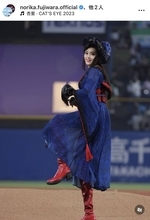 藤原紀香　キャッツアイ衣装で「なんと同時投球」高島礼子＆剛力彩芽とファーストピッチ「みんな最高」「華やかで美しい」