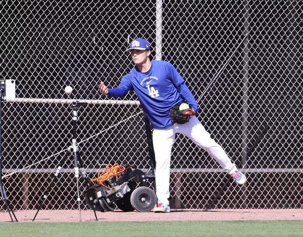 山本由伸がブルペンで投球練習　あす日本時間２２日にオープン戦で登板予定