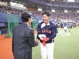 「侍ジャパン・栗山英樹前監督「楽しんで！」とナインを激励　岡本和真と固く握手も」の画像1