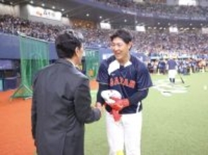 侍ジャパン・栗山英樹前監督「楽しんで！」とナインを激励　岡本和真と固く握手も