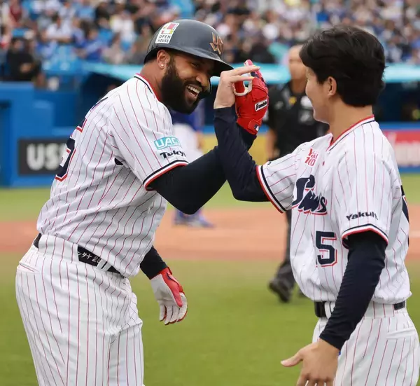 「【ヤクルト】サンタナが決勝の中越え３号２ラン「最高の結果だったので神様に感謝します」」の画像