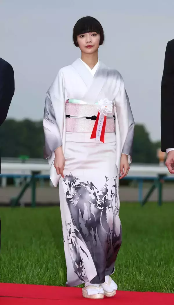 女優の見上愛が天皇賞・春の表彰式でプレゼンター　「サラブレッドの力強さに、ただただ圧倒されました」
