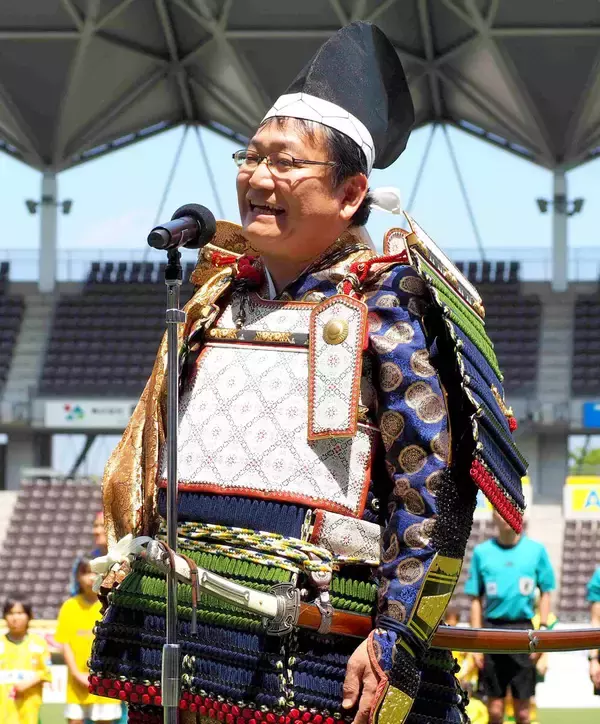 夏日のフクアリに戦国武将？千葉市長が鎧姿で千葉レディースにエール「エイエイオー」…千葉レディース今季最終戦