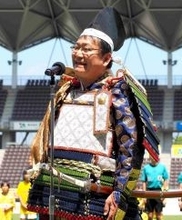 夏日のフクアリに戦国武将？千葉市長が鎧姿で千葉レディースにエール「エイエイオー」…千葉レディース今季最終戦