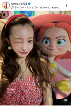 板野友美、真っ赤な肩出しドレスでウインク！「ともちんかわいい」「本当に赤が似合う」ファン絶賛